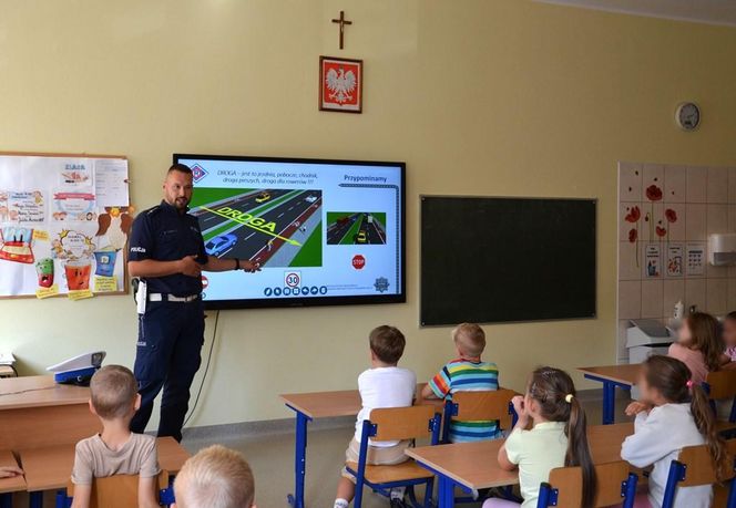 Wiedzą  więcej, są bardziej bezpieczni. Trwa policyjna akcja „Bezpieczna droga do szkoły”
