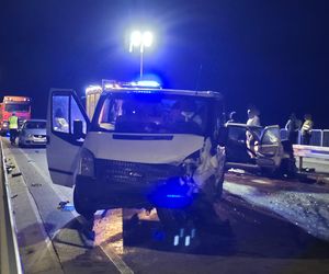 Tragiczny wypadek w Zakroczymiu: Czołowe zderzenie busa z fiatem! Kierowca zakleszczony