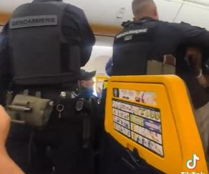 Bijatyka w samolocie! Wieczór kawalerski doprowadził do katastrofy. Zobacz wideo