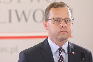 Marcin Romanowski po przesłuchaniu trafił do szpitala! Co się dzieje z posłem Suwerennej Polski?!