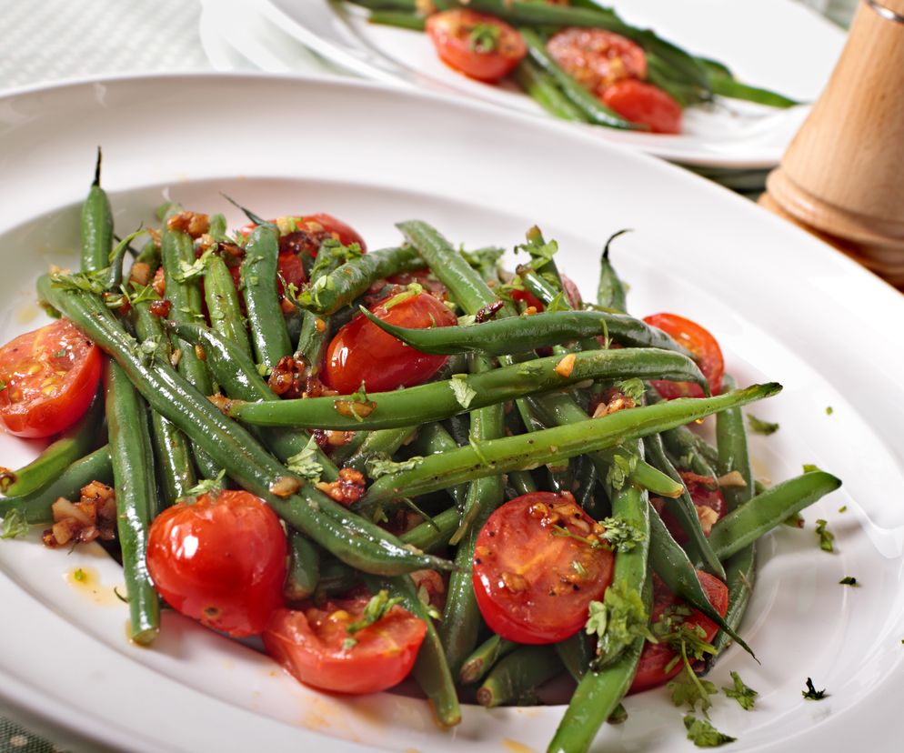 Sałatka z pomidorami i zieloną fasolką szparagową