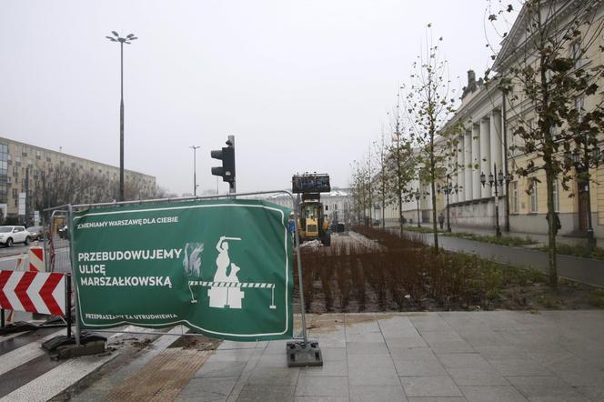 Zabrali miejsca parkingowe i zwęzili ulicę by zrobić ścieżkę rowerową. Biorą się za kolejne ulice