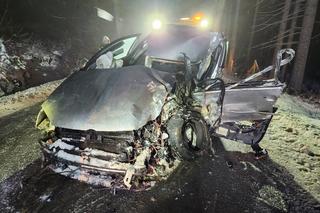Samochód uderzył w autobus, 29-latek nie żyje