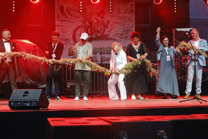 Cała na biało Maria Pakulnis szaleje z sierpem w Lubomierzu. Renata Dancewicz tym razem na spokojnie