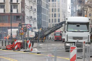 Armagedon w centrum Warszawy. Auta w kolejce do wypisania mandatów! Rozkopują pl. Pięciu Rogów