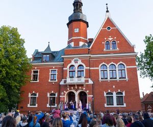 Koncert Dawida Kwiatkowskiego przed ratuszem miejskim w Kętrzynie