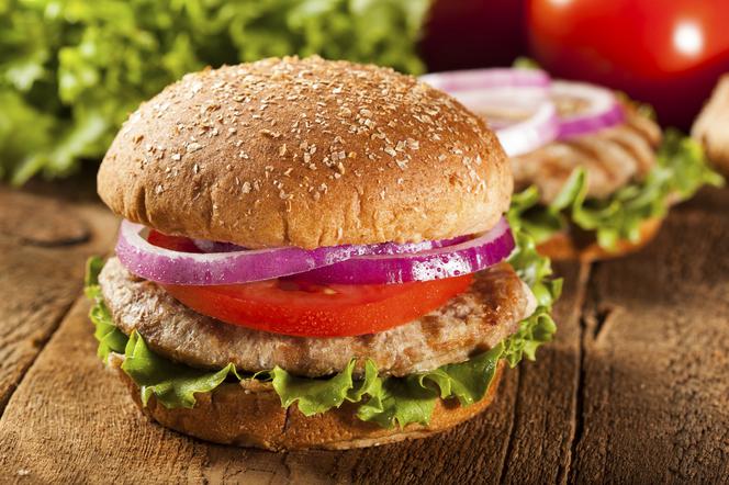 Domowy hamburger z kurczakiem: pyszny i zdrowy!
