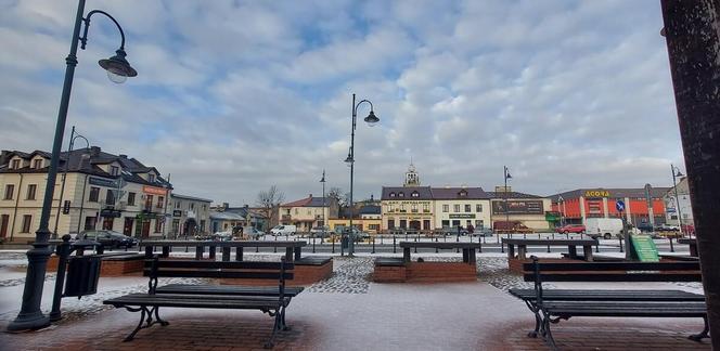 Zimowy spacer po Nowym Rynku w Zamościu.