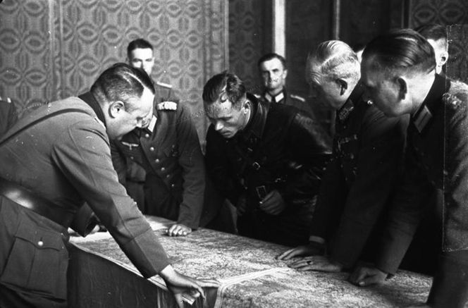 Rozmowy oficerów Wehrmachtu i Armii Czerwonej o wytyczeniu bieżącej linii rozgraniczenia wojsk na zaatakowanym terytorium Polski. Brześć, wrzesień 1939. Na pierwszym planie gen. Heinz Guderian