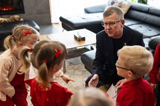 Wicemarszałek Małopolski wręczył sześcioraczkom z Tylmanowej prezenty świąteczne