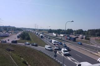 Koszmarny wypadek na A1 w Dobieszowicach. Zderzyły się dwie ciężarówki i bus. Lądował LPR
