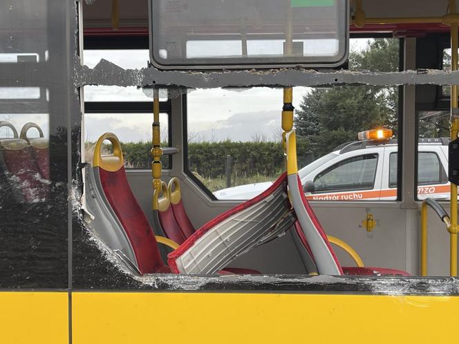 Horror pod Warszawą. Traktor wbił się w autobus z ludźmi! 