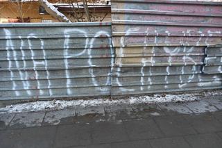 Graffiti z błędem ortograficznym