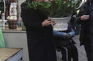 Andrzej Duda wybiera kwiaty dla małżonki