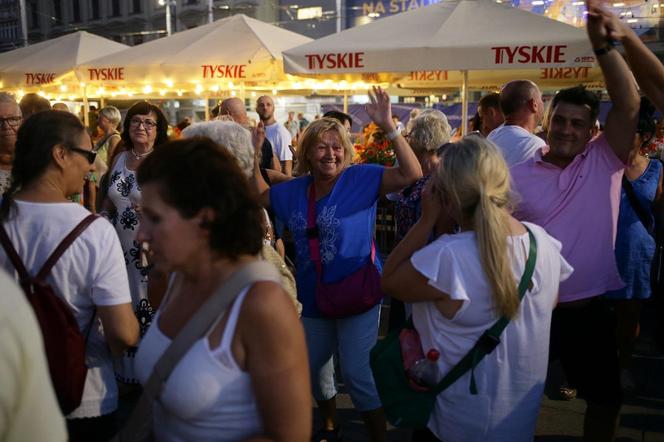 Potańcówka przed Teatrem Śląskim w Katowicach