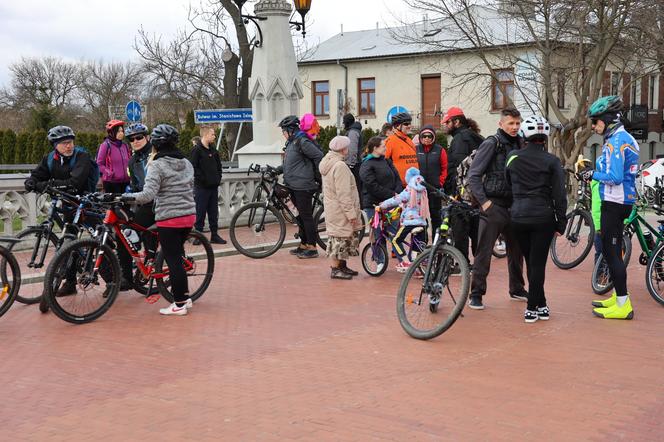 Rowerowe Topienie Marzanny w Lublinie. Lubelscy rowerzyści rozpoczęli tegoroczny sezon