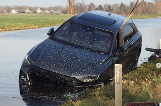 Nowiutkie Audi RS Q8 utopione w mniej niż miesiąc po zakupie. Piekielnie mocny SUV wpadł do kanału