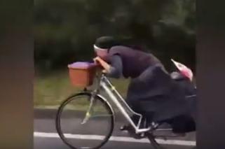 Polska zakonnica na rowerze