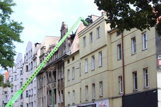 Ruszyła rozbiórka spalonej kamienicy. Ile potrwają prace? [ZDJĘCIA]