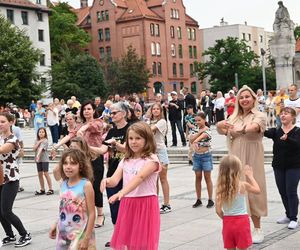 Ruda Śląska tańczy jak dawniej. Międzypokoleniowa potańcówka na rynku porwała tłumy