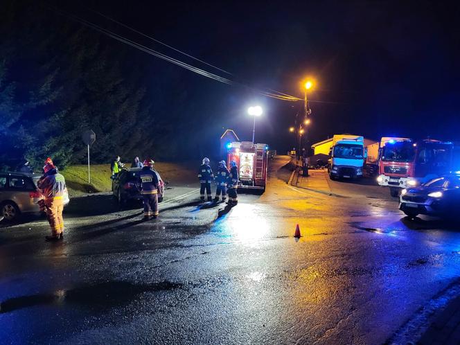 Zderzenie dwóch osobówek na drodze powiatowej w Turzy