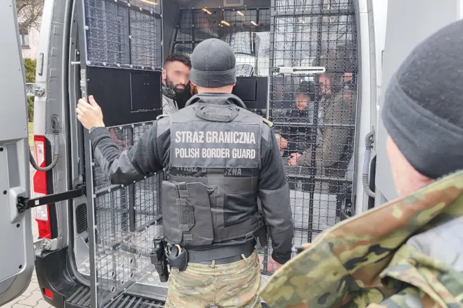 Policjanci z żywieckiej drogówki zatrzymali 19 nielegalnych imigrantów. Wszyscy byli obywatelami Syrii