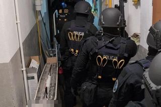Łódzka policja rozbiła grupę handlującą dopalaczami. Wśród zatrzymanych pseudokibice