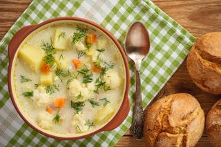 Zupa kalafiorowa: przepis na tradycyjną zupę z kalafiorem, ziemniakami i marchewką