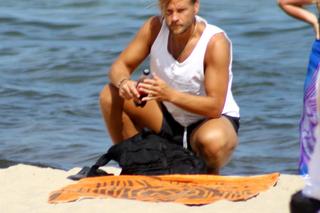  Sebastian Fabijański na plaży