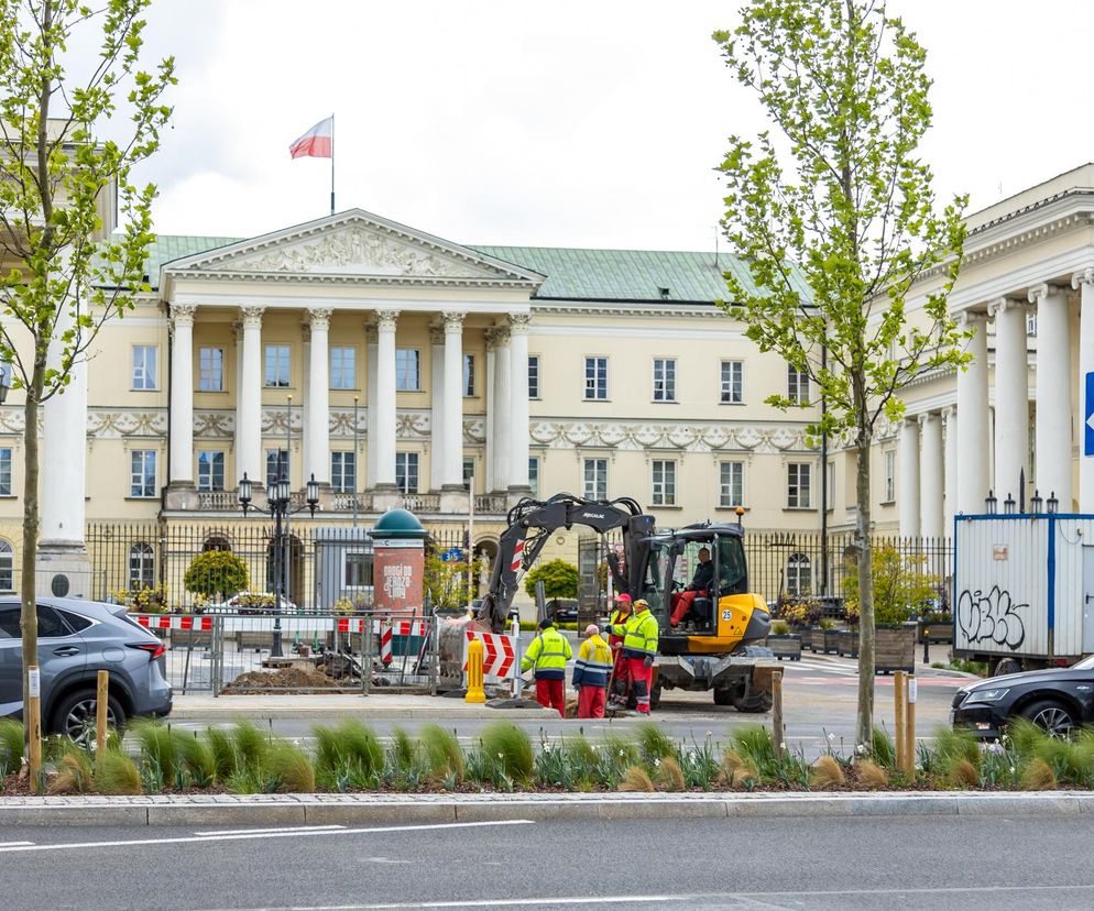 Ile razy można przebudowywać jeden plac? Warszawa dawkuje zieleń jak z kroplówki
