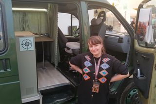  20-letnim rosyjskim GAZ-em pojechali z Polski do Jemenu. Po drodze odpadły koła, eksplodowało okno