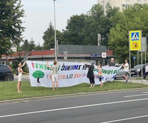 Protest mieszkańców przeciwko wycince drzew pod budowę linii tramwajowej do Mistrzejowic.