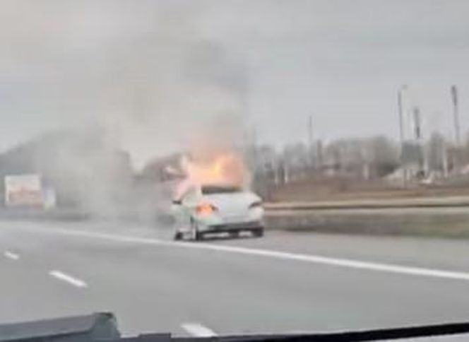 Pożar samochodu na A4. Utrudnienia w kierunku Wrocławia
