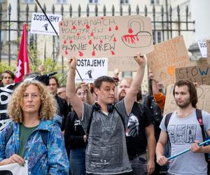 Lokatorzy z Osiedla Przyjaźń protestowali przed ratuszem: Chcemy umów z miastem, nie wysiedleń!