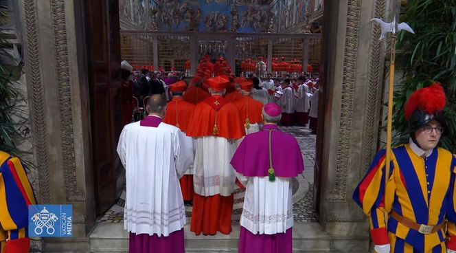 Z OSTATNIEJ CHWILI: Rozpoczęło się konklawe 2025 – kardynałowie złożyli przysięgę w Kaplicy Sykstyńskiej