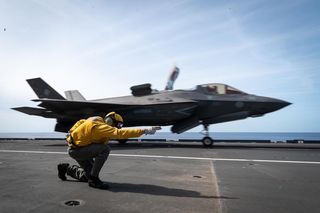 Włoski F-35B startuje z lotniskowca Cavourna 