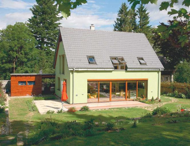 Energooszczędny dom z dużymi przeszkleniami