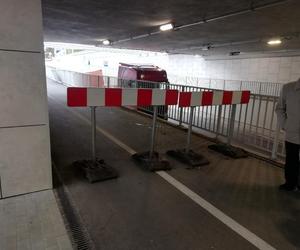 Na czas naprawy  uszkodzeń ruch w tunelu został całkowicie zamknięty dla samochodów i pieszych z wyjątkiem pojazdów uprzywilejowanych.