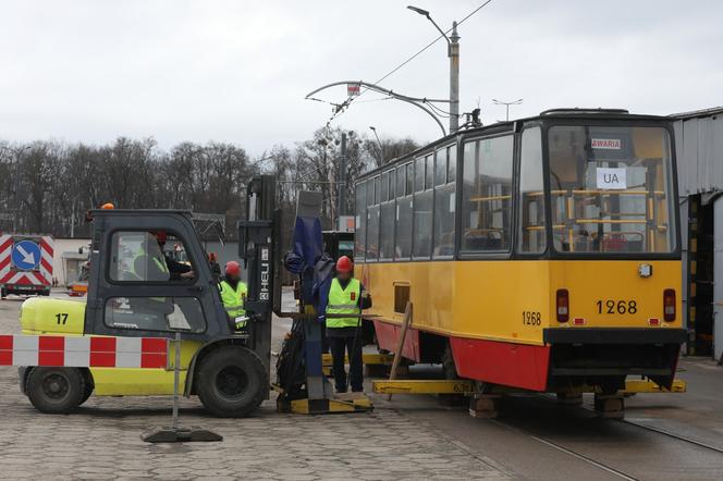 Załadunek tramwajów, które zostaną przekazane do Ukrainy