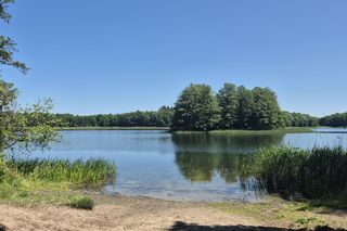 To jedno z największych jezior w Olsztynie. Kusi turystów piaszczystymi plażami