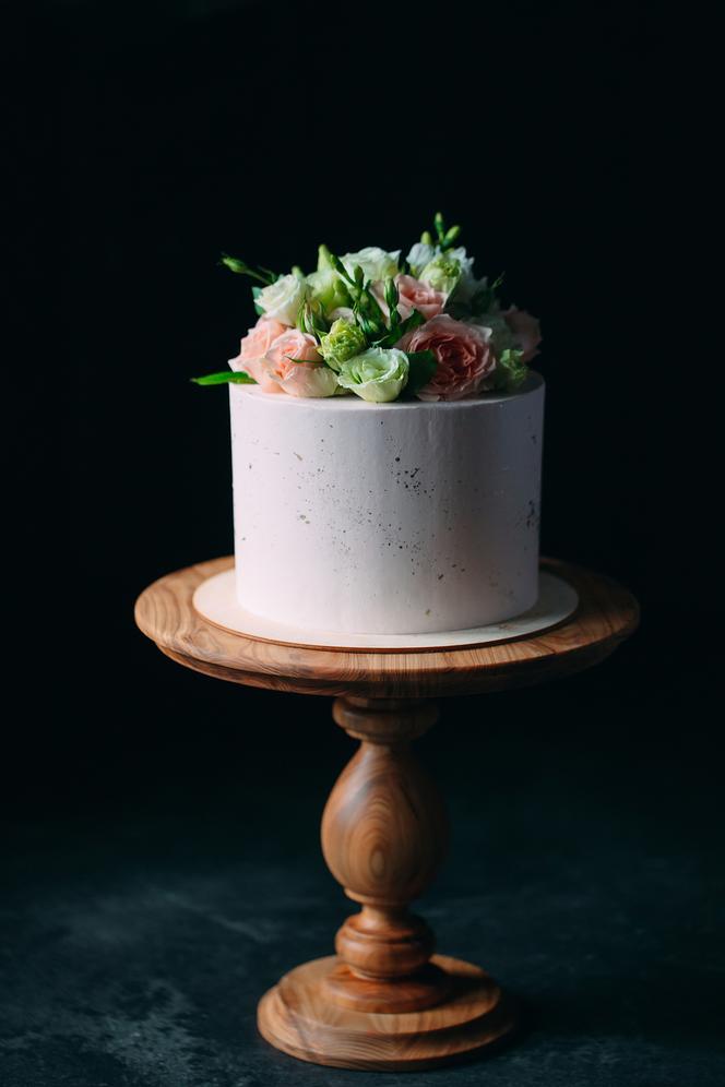 Tort na rocznicę ślubu w kwiatowym wydaniu 