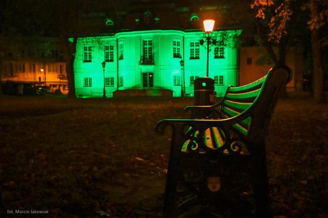 Pałacyk przy Kilińskiego w Białymstoku w zielonych barwach. Na znak solidarności z imigrantami