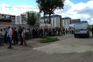 Niedaleko schroniska dla bezdomnych ustawia się kolejka głodnych. Karmi ich Fundacja Chlebek, twarożek i kiełbasa