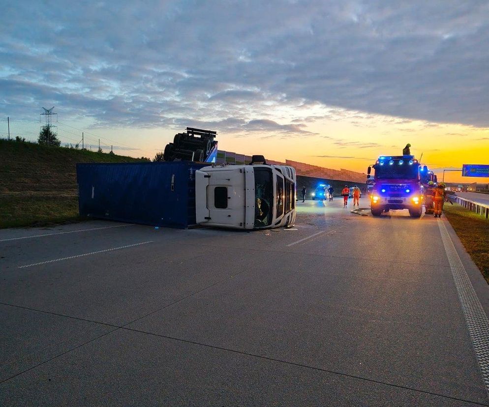 Ciężarówka na środku autostrady A1. Kierowcy muszą uzbroić się w cierpliwość. Duże utrudnienia!