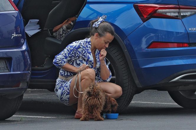 Anna Mucha nawadnia psa