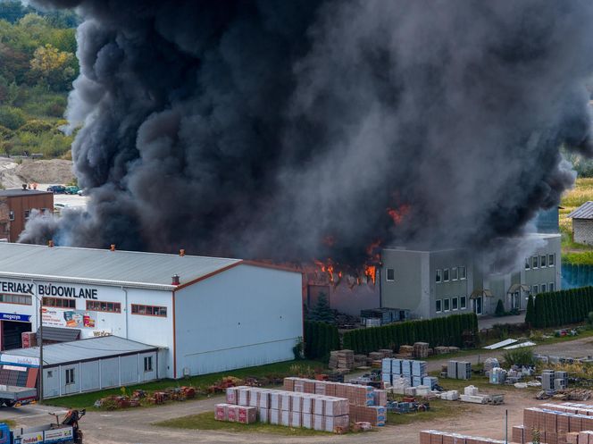 Potężny pożar w Tarnowie. Płonie hurtownia zniczy, na miejscu ponad 25 zastępów straży!