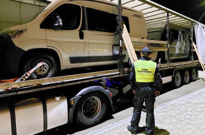 Łomża. Dwa skradzione w Niemczech kampery znalezione przez funkcjonariuszy KAS