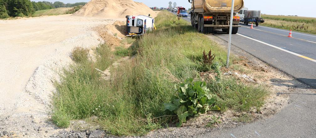 Wypadek w powiecie świeckim. Jadąca na sygnale karetka wylądowała w rowie! [ZDJĘCIA]