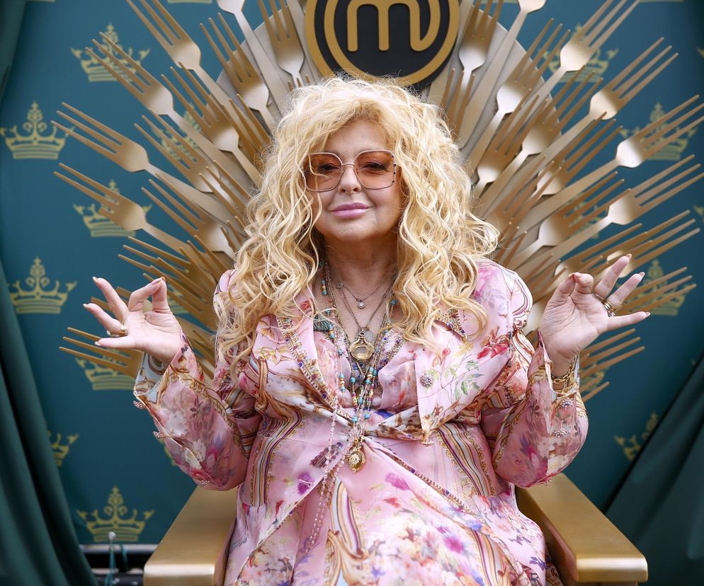 Różowiutka Magda Gessler wdzięczy się jak mała dziewczynka. I włoski jakby jaśniejsze...