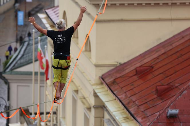   Urban Highline Festival 2023 w Lublinie. Slacklinerzy robią cuda na linach!